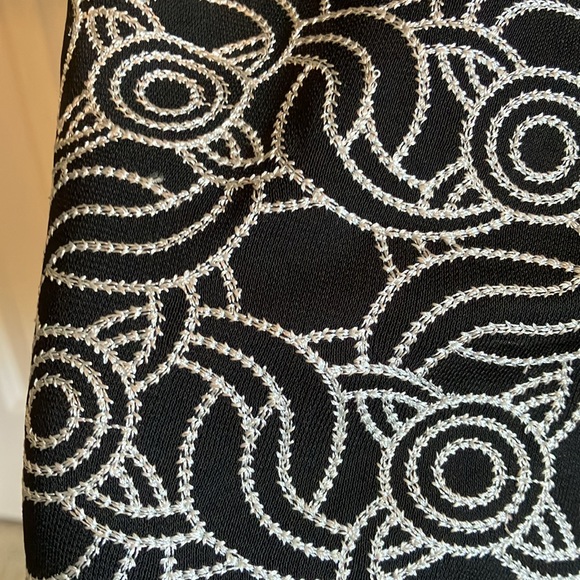 Vnecked slip LBD w/darted bust & gorgeous white embroidery bordered bottom - Picture 4 of 15